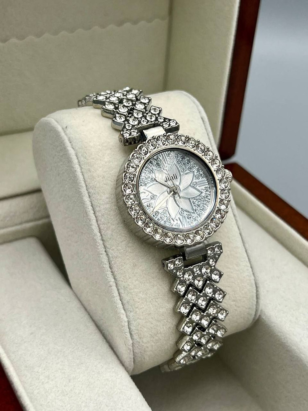 خرید آنلاین ساعت زنانه نگین دار بند استیل کد 369348